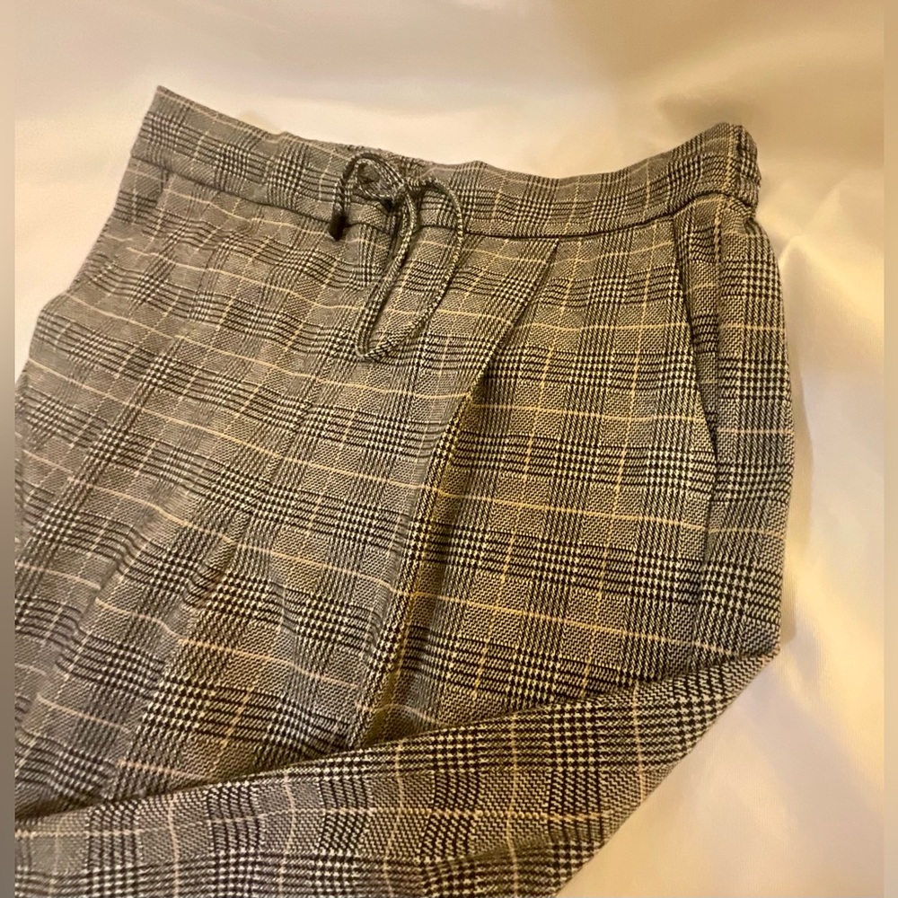 10$ or 2/15$
Classic Checkered Trousers - Black - Picture 5 of 7